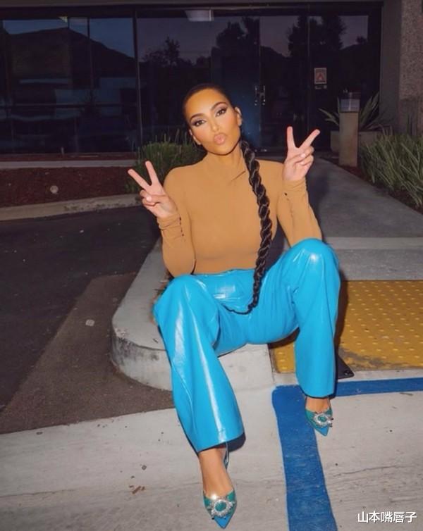 卡戴珊|卡戴珊海边度假，针织背心差点穿不下好身材，花20万下榻太奢侈