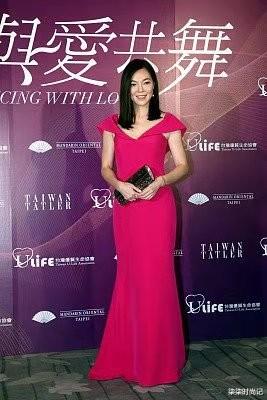 粉色|富士康老板娘高调走红毯，穿玫粉色长裙秀紧致身材，颜值不输明星