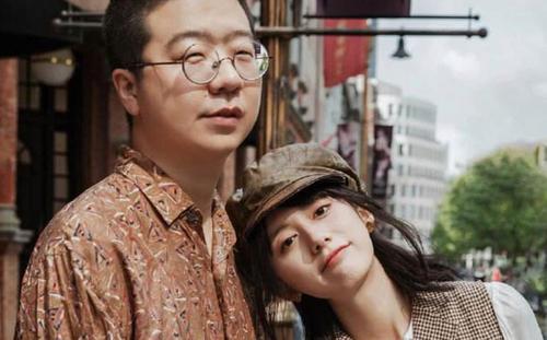 李诞|李诞带货女士内衣,称躺赢职场遭网友痛批,网红美妻曾家中挂东亚病夫匾额