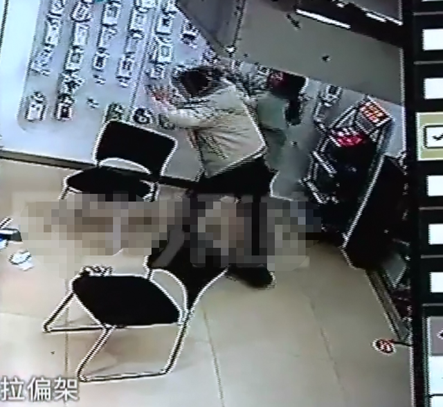 国内社会速递 孕妇营业厅遭三人围殴,两人跪在孕妇肚子上,对其实施殴打