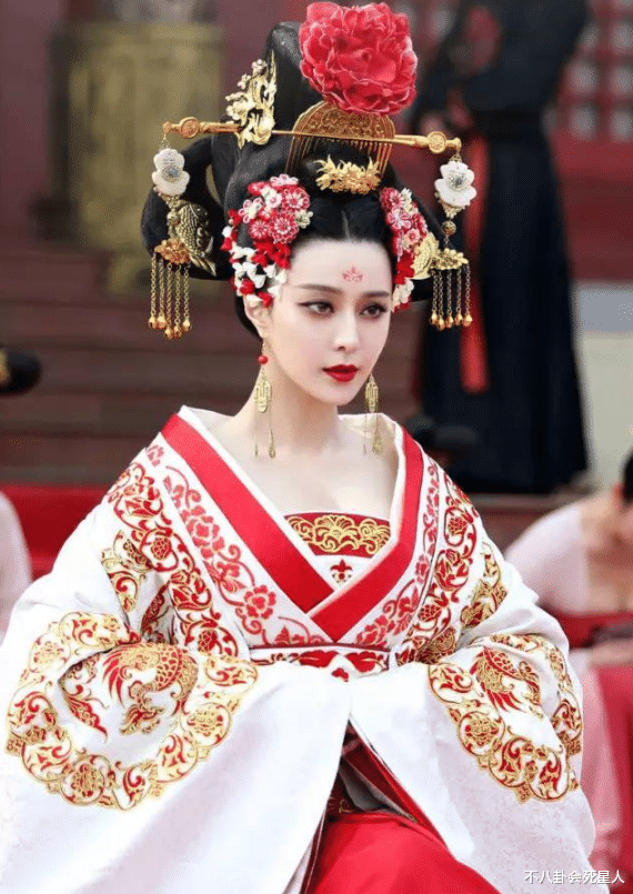 武则天|14版武则天对比，谁霸气十足不怒自威，谁气场不够强行尬演