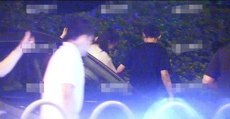 景甜|景甜和张继科分手后尺度也放开了，穿紧身毛衣“奶肌”太晃眼