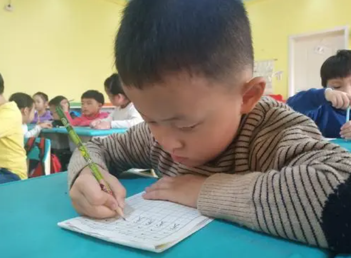 糖果的妈妈|学生“转笔”风靡至今，小动作有大影响，哪些孩子更喜欢尝试？