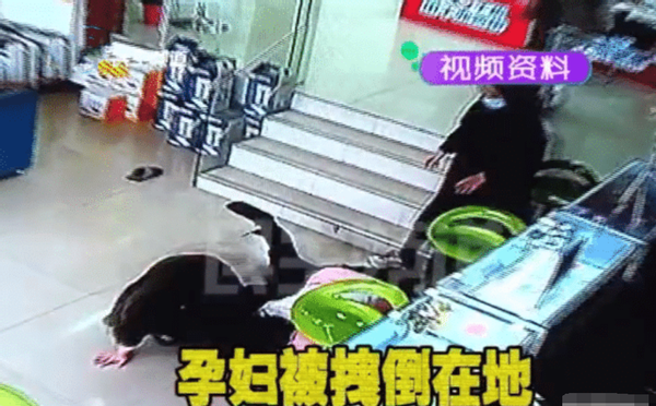 前沿大观察 郑州一孕妇在电信办业务时遭围殴!婆婆:两人跪在儿媳肚子上!