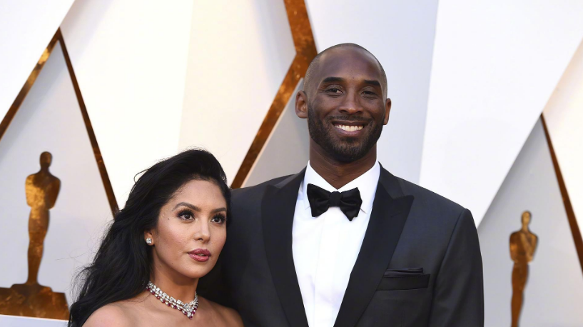 瓦妮莎|瓦妮莎穿湖人Logo衣服出镜，男子搂瓦妮莎肩膀，两人吐舌卖萌心情好