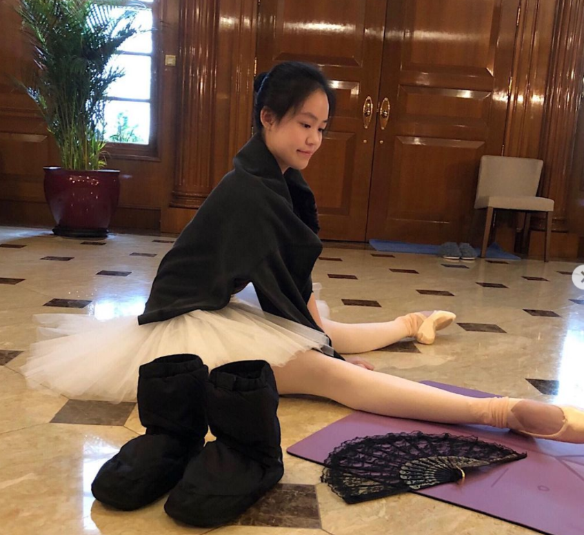 刘銮雄|刘銮雄旧爱罕见晒瑜伽照，轻松秀高难度动作，柔韧度不输女儿