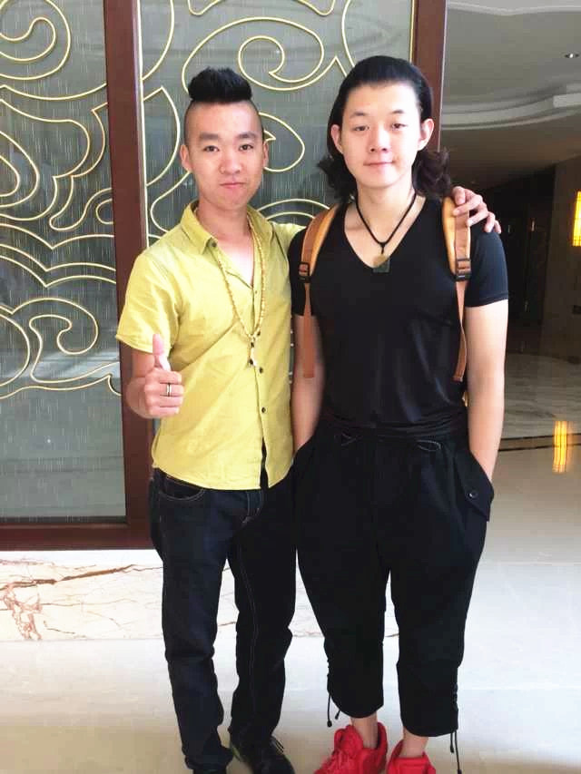 全球时尚号|霍尊风波后首次露面，火凤穿外套短裤接机，全程和儿子无交流