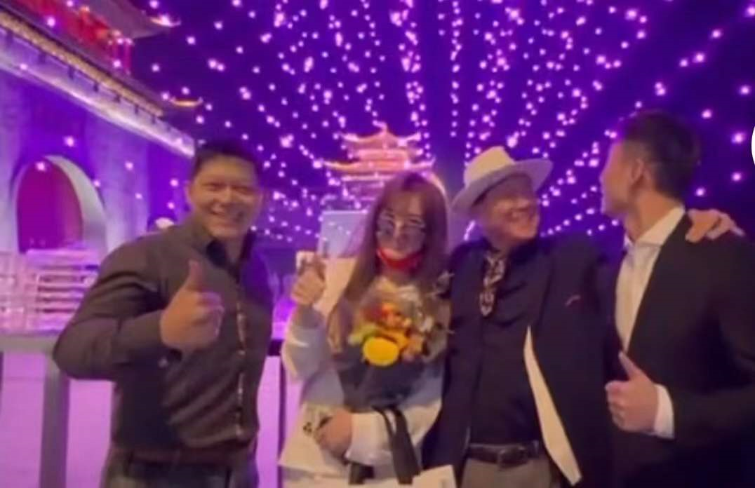 杨洋|64岁万梓良当众按头亲吻女性，还紧搂对方不撒手，女方表情显淡定