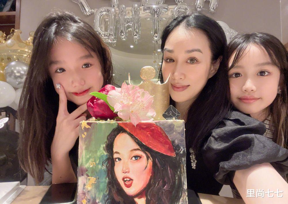 里尚七七|钟丽缇13岁次女疑恋情曝光，小男友为她庆生，亲密合拍脸羞得通红