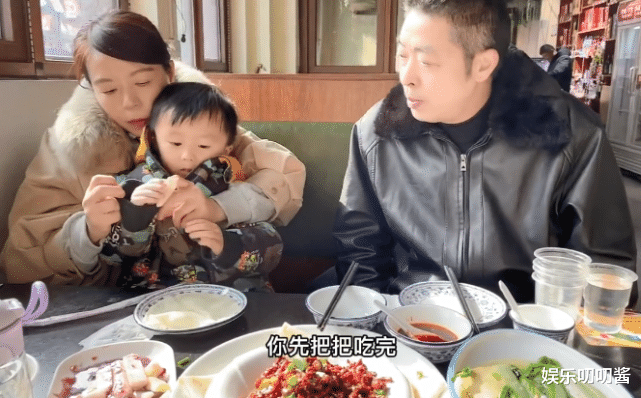 许敏|好饭不怕晚！许敏一家六口温馨下馆子，姚爸郭威默契当“服务员”