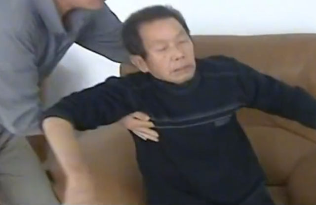 老父亲年轻时帮别人养孩子,如今自己老了,找亲生儿子赡养被拒!
