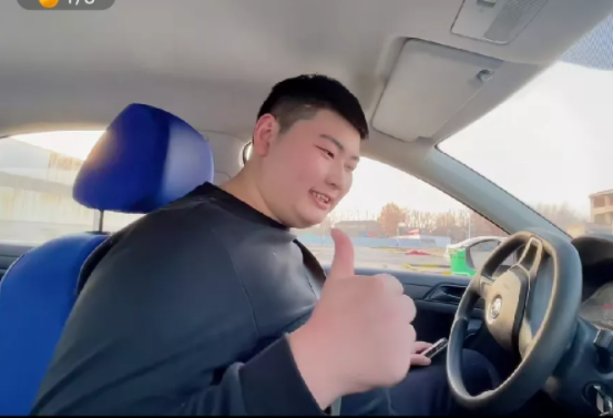 朱单伟|朱单伟科目二考了100分，在镜头前，露出了从未有过的自信！