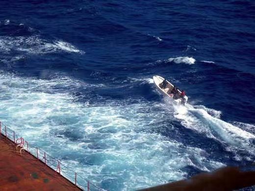 海盜瘋狂追擊中國貨船，32名船員炮竹狂轟反擊，一海盜被擊落海中溺斃-圖4