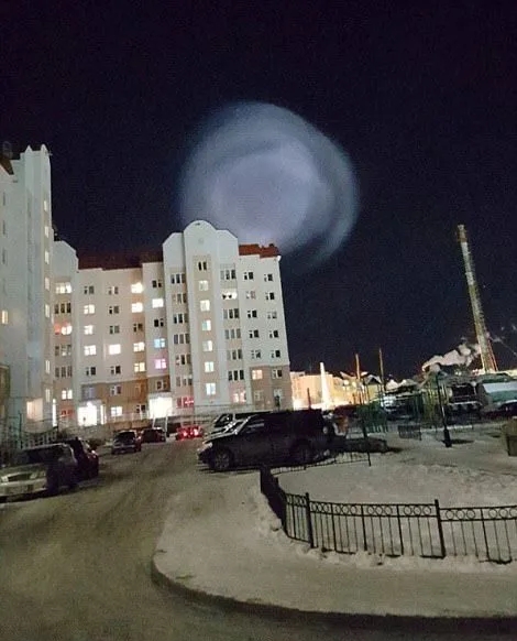 水母 俄罗斯上空出现“水母状”不明发光物，坠落半空消散开来，引起人们热议