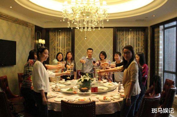 聚会|老板请客吃饭被灌醉，员工无奈垫钱买单，看到工资还以为看错了