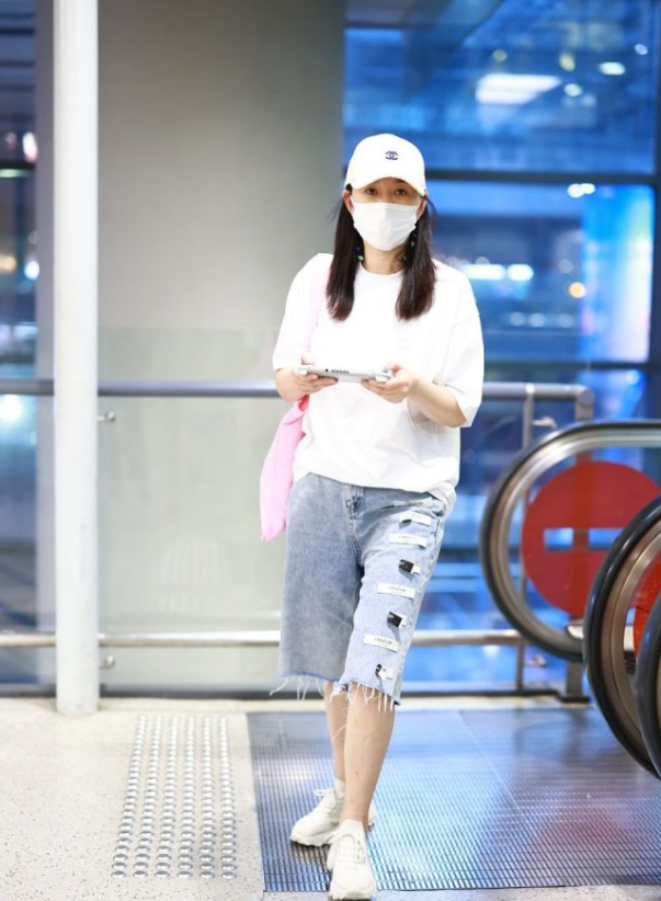 GD时尚爆|李小冉这气质无敌了,白T恤配牛仔裤,未施粉黛依旧美得清新脱俗