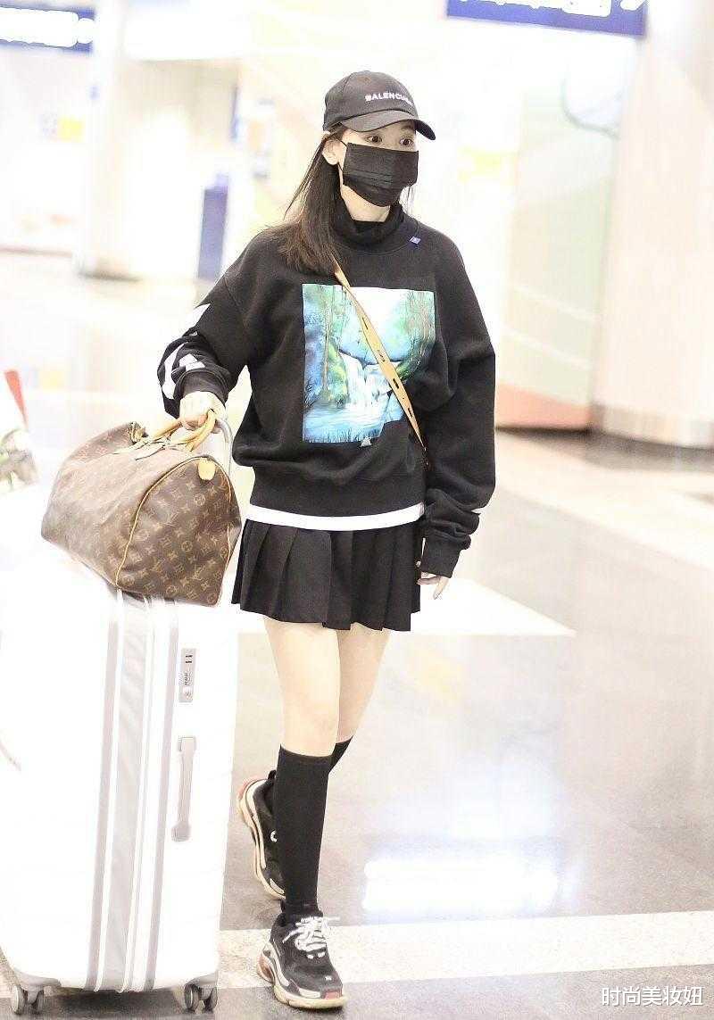 时尚美妆妞|马蓉真的很会“扮嫩”，穿卫衣配学生妹短裙走机场，一点不输00后