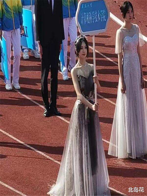 北岛花 青岛大学运动会举牌美女走红！获百万点赞，网友：我要报考