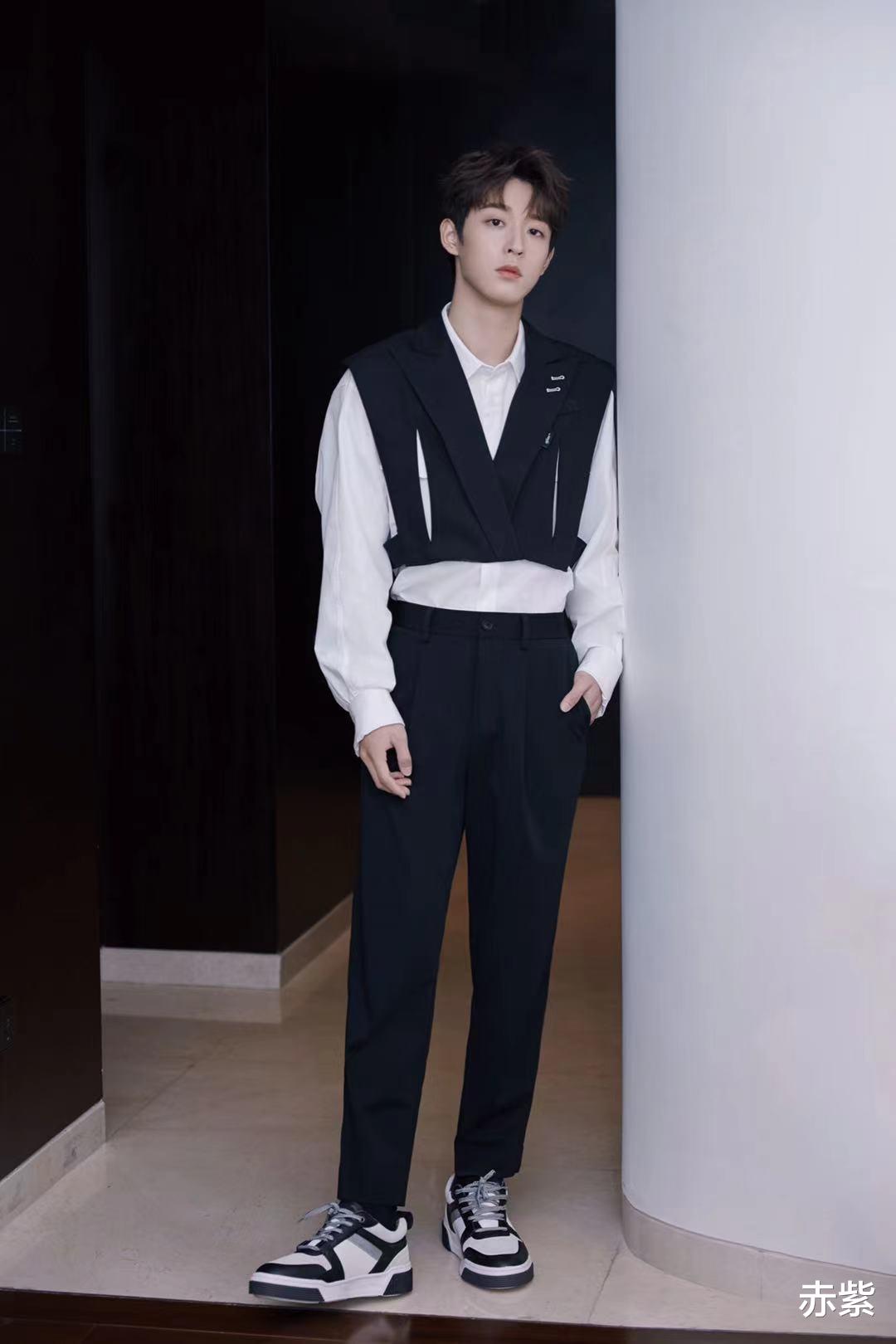 赤紫|吴宇恒黑白配穿搭来了，秋季照着穿都很帅