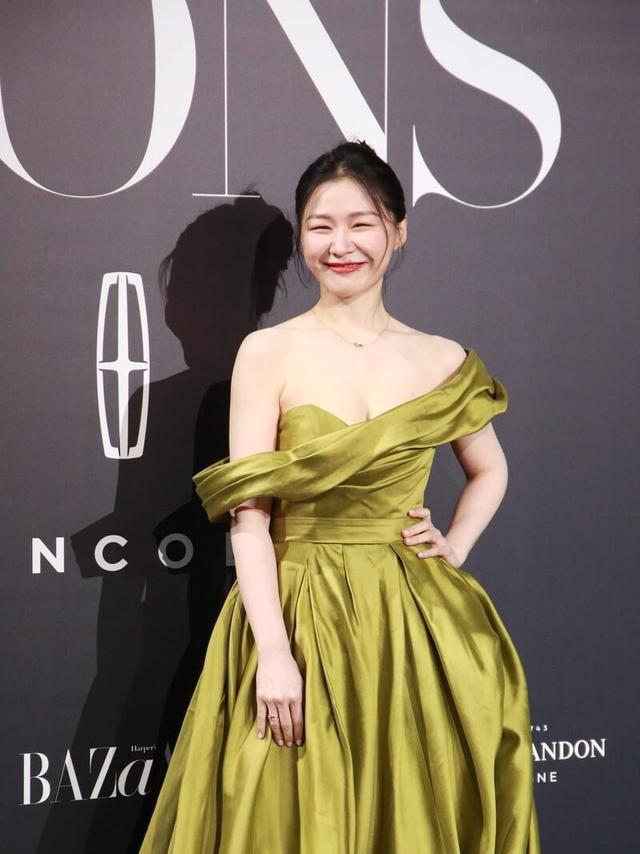 懒美人时尚|金靖穿高开叉抹胸礼服,有颜有肉性感迷人,身材饱满吸睛