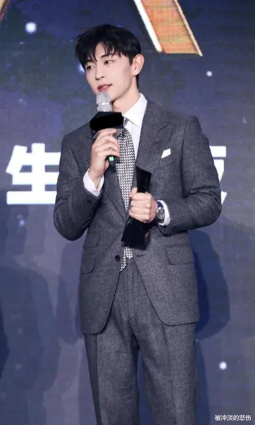 龚俊|时尚先生盛典场外花絮：王嘉尔西装重40斤，龚俊化身“火龙果”