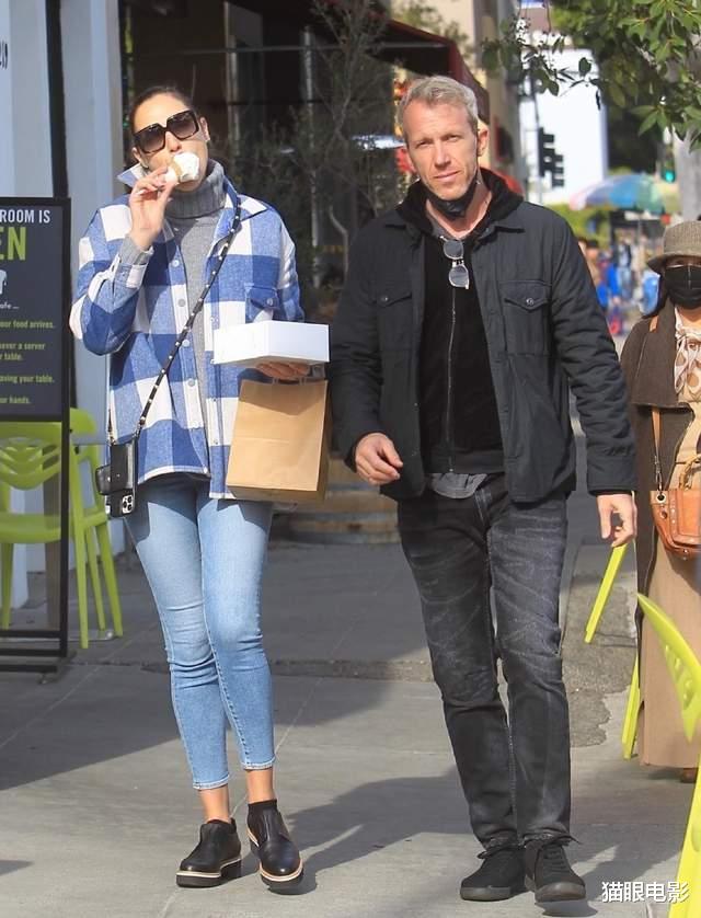 神奇女侠|神奇女侠和老公吃冰淇淋，男方头发花白显老，二人结婚13年生3娃