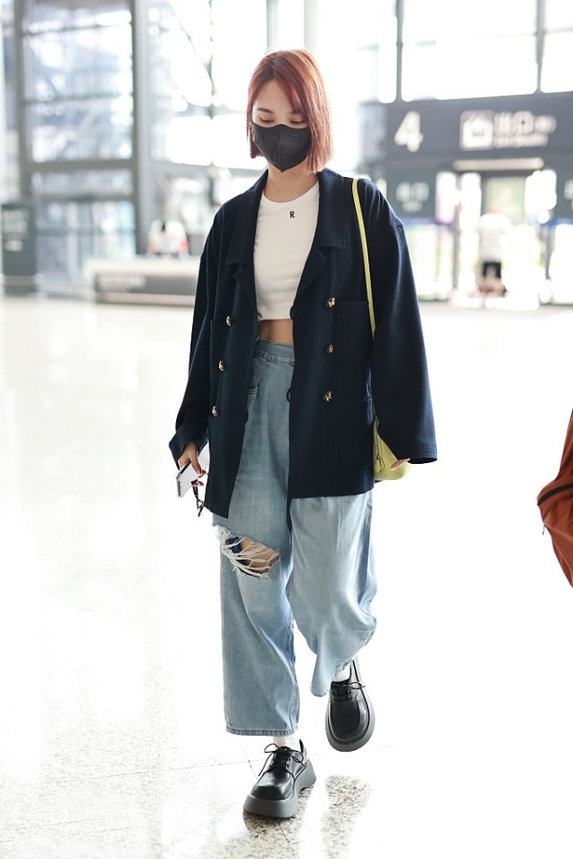 大表姐的时尚圈|杨丞琳穿得够有新意，直接用内衣搭牛仔外套，造型时髦回头率高