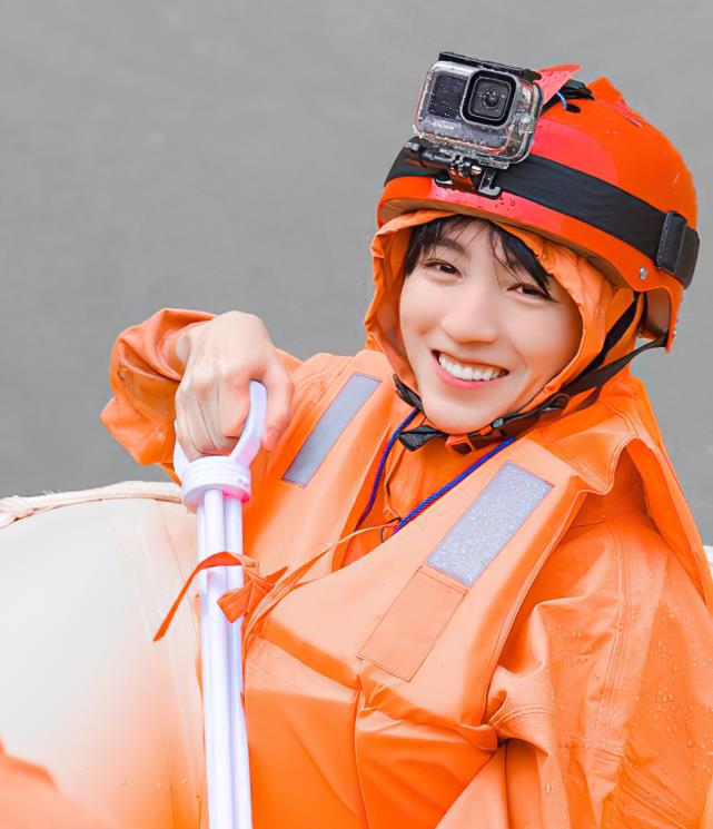 王俊凯|偶遇王俊凯坐地铁，无人陪伴身影落寞，发呆的眼神空洞有点吓人