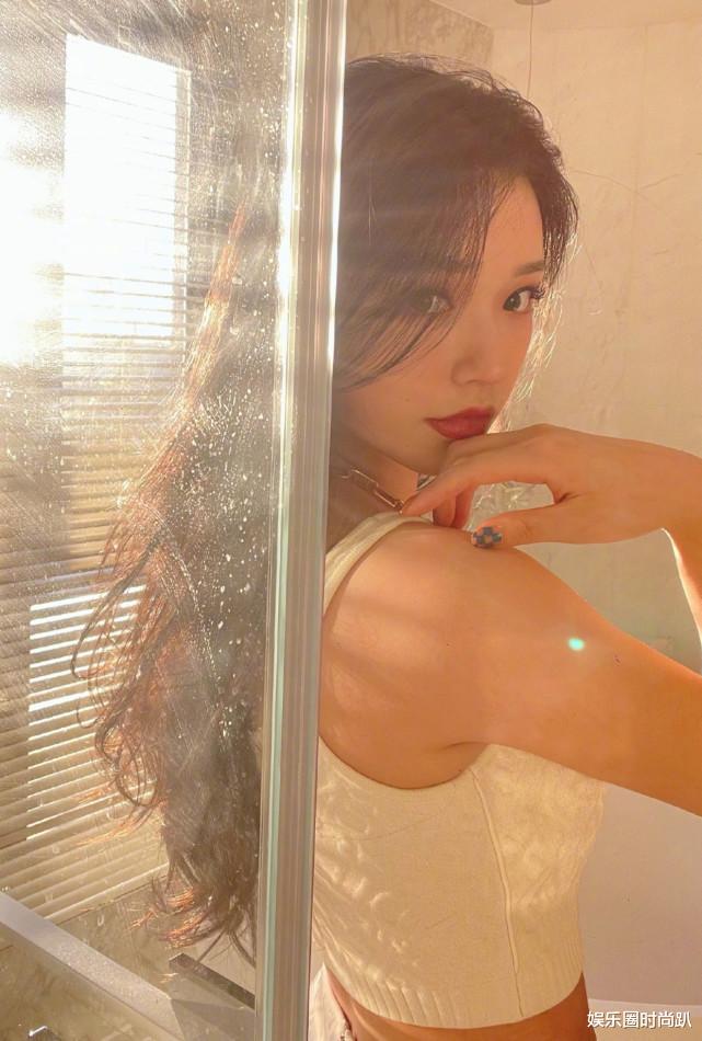 林允|林允站百叶窗下拍落日照，浮雕背心氛围感十足，就是有点冻人！