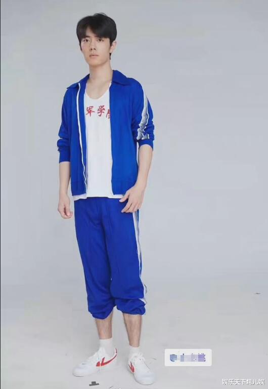 肖战|肖战《王牌部队》5张定妆照曝光，头发长穿褂子肌肉明显，腿又白又长很吸睛