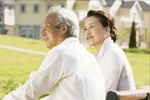 两个女人 55岁保姆拒婚68岁大学教授，得知原因后，网友：这才是人间清醒