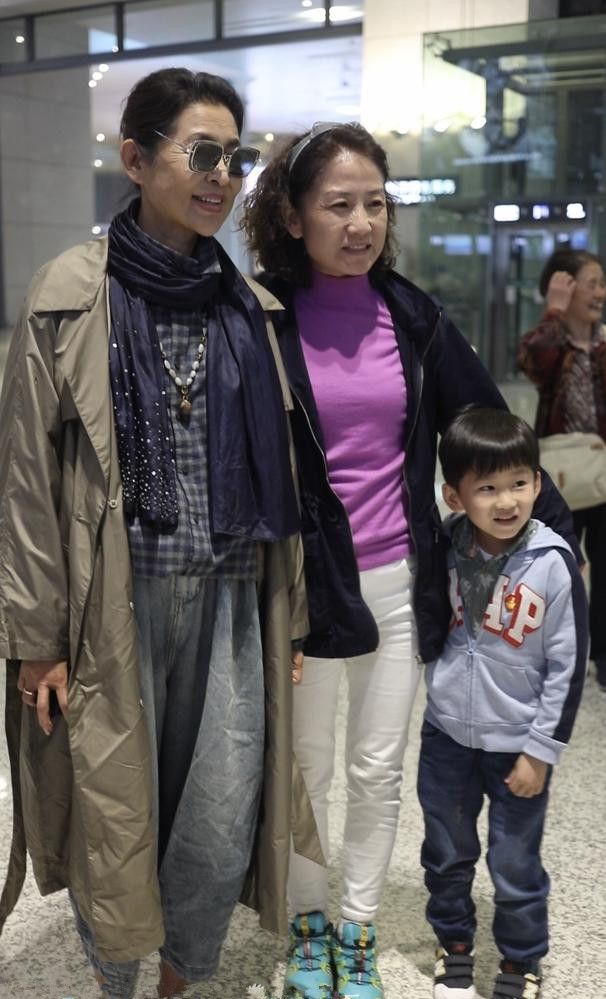明星素颜 倪萍在机场被拍，素颜干黄自然真实，62岁减肥瘦身了也不漂亮！