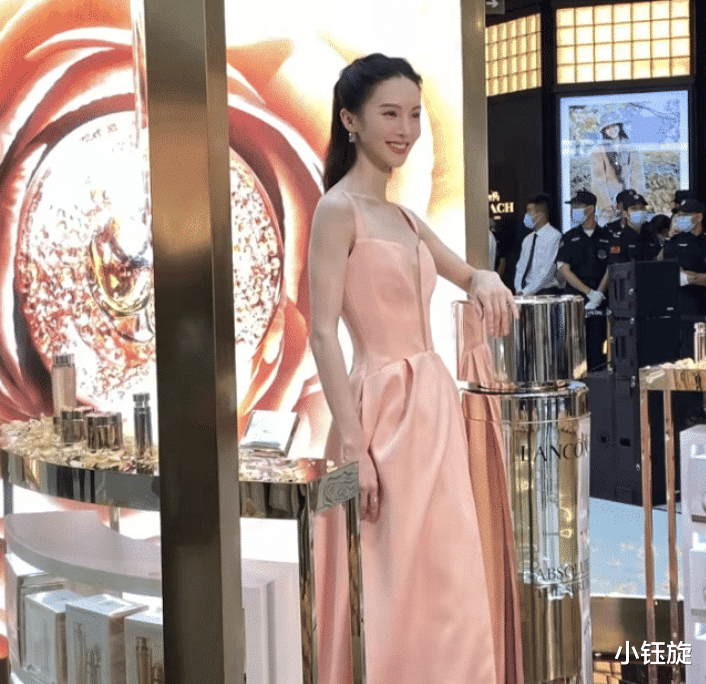 金晨|现实版纸片人！金晨现身活动排骨身材全程抢镜，网友齐呼：有点吓人了