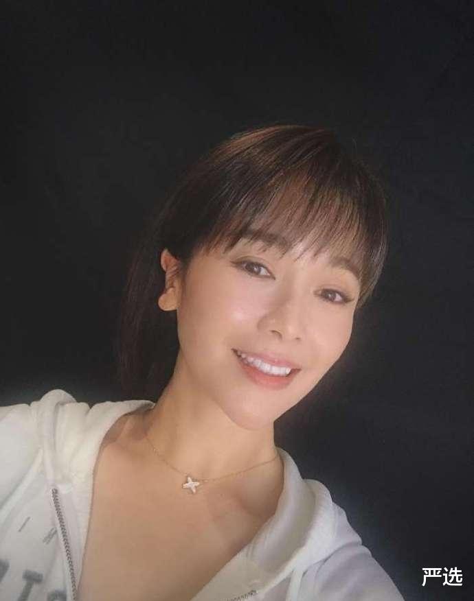 左小青|被左小青100斤身材惊艳到了！42岁硬像18岁少女，清纯女神气息