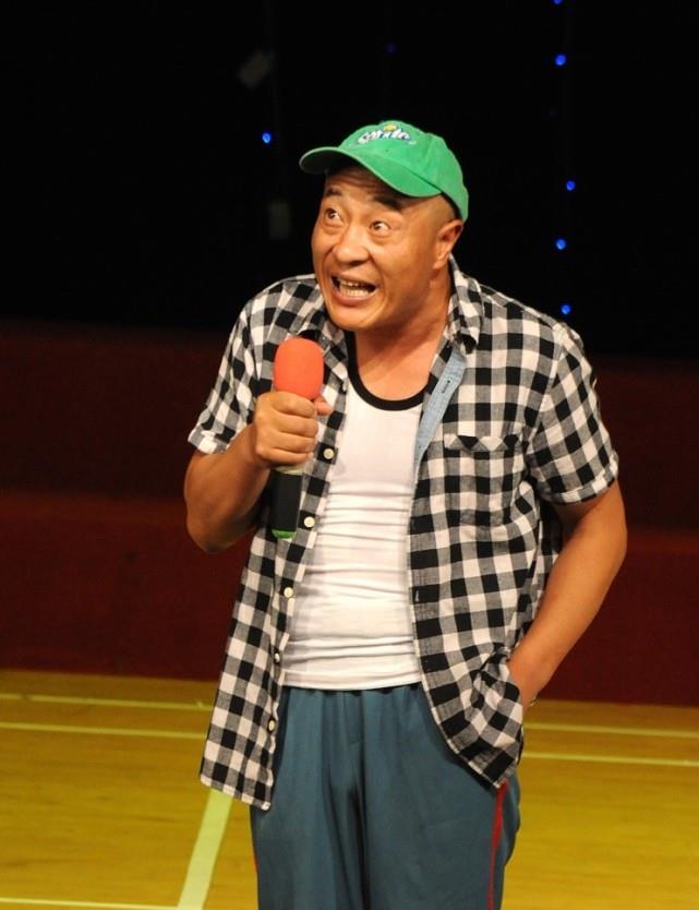 赵四|演员“赵四”直播卖酒送福利，扒出与门店价相差大，被骂到停播？