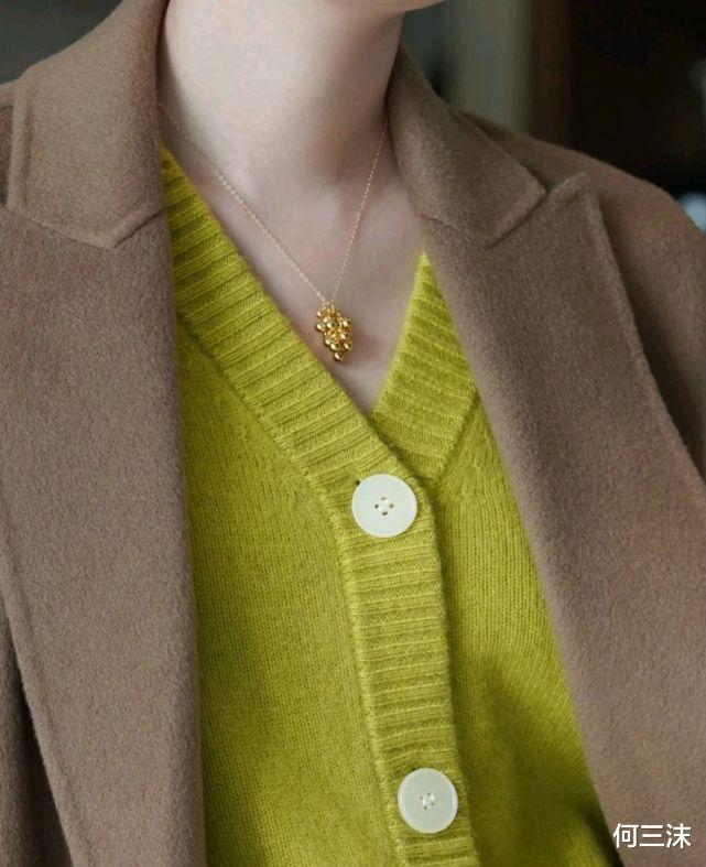 穿衣搭配|职场穿搭不要只会西装配西裤，可以尝试其他的风格，别有一番风味