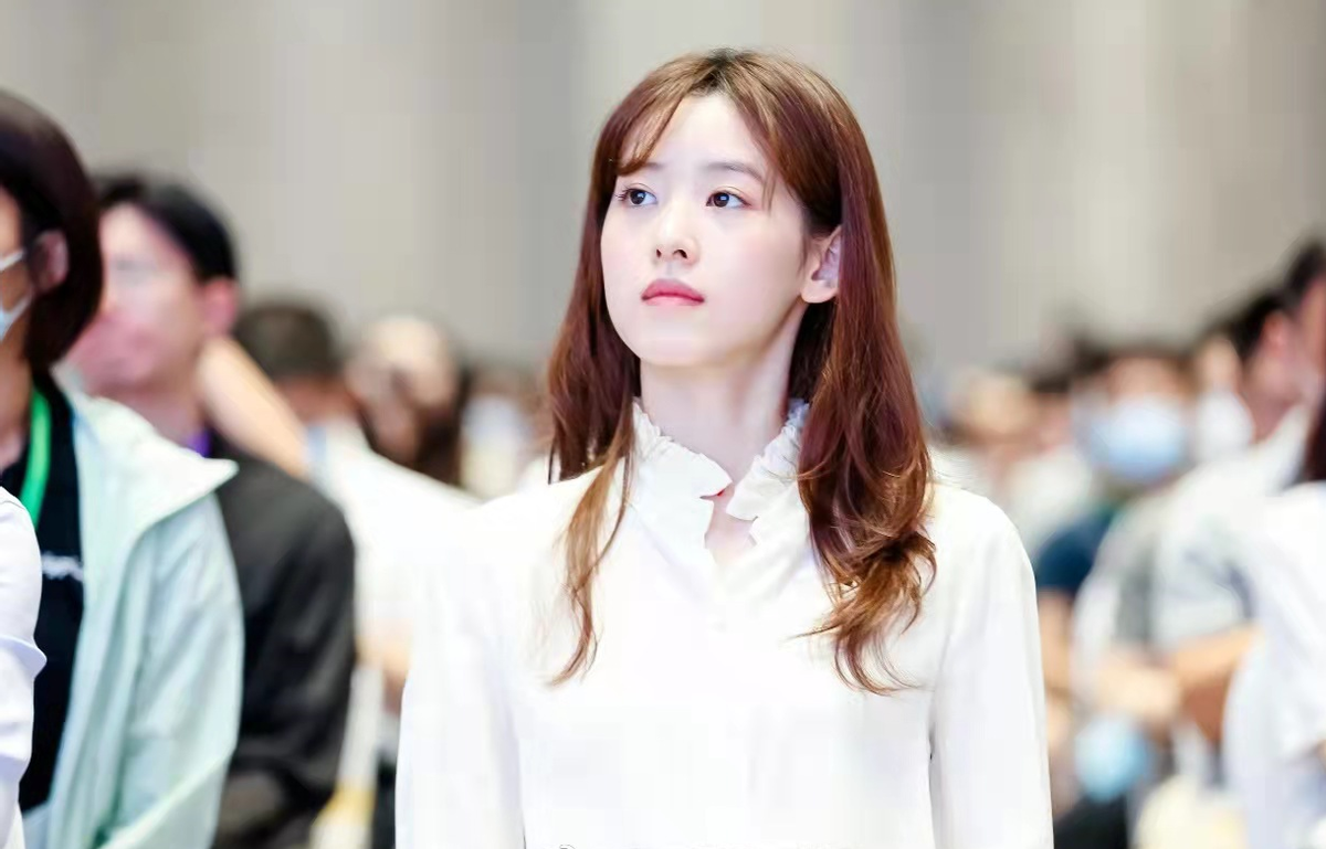 章泽天|阔太章泽天对自己颜值超自信！素颜出镜比化妆还美，嫩得像大学生