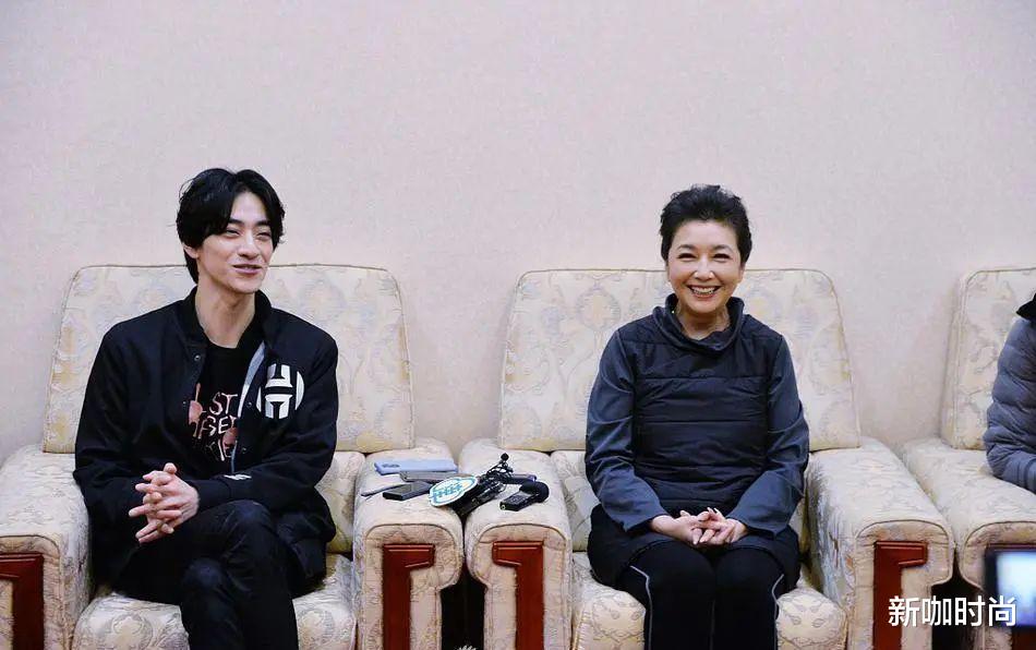 发型|53岁江珊还是老了，肌肤松弛沧桑感明显，白头发藏不住