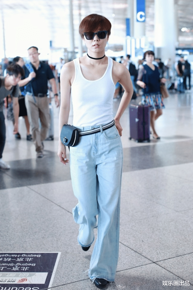 王璐丹走機場，穿“老漢背心”引熱議，網友：一張臉拯救瞭一身肉-圖2