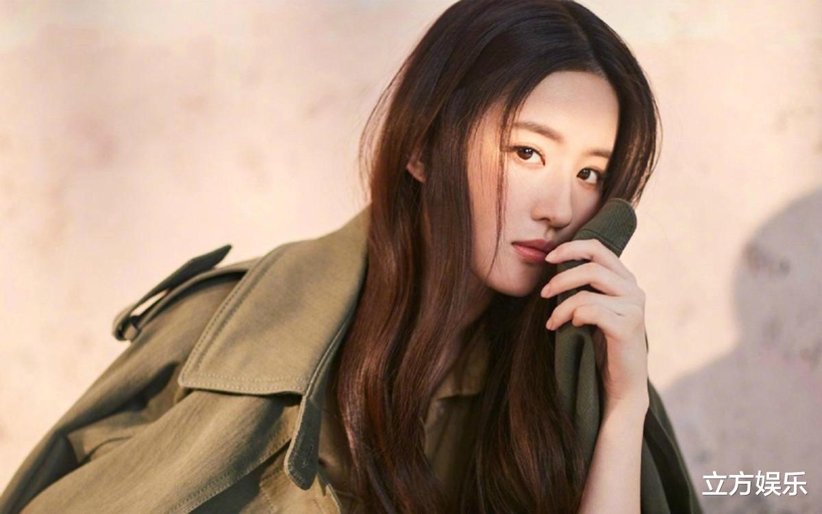 刘亦菲|刘亦菲封面拍摄细节曝光，身材壮硕与成片差别巨大，网友直言震撼