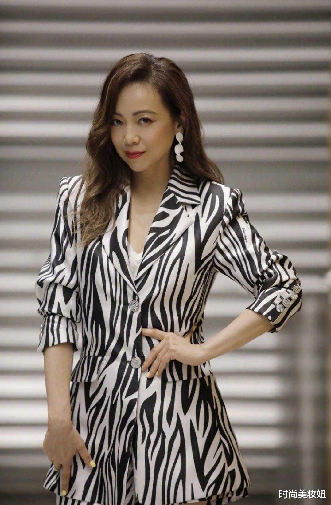 时尚美妆妞|邓萃雯越老越惊艳，穿斑马纹西装很有女人味，气质太高级