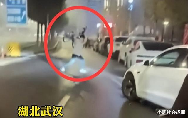 生态环保|湖北一男子还房贷压力大，酒后怒砸路边豪车，网友：这下好了，房贷不用还了