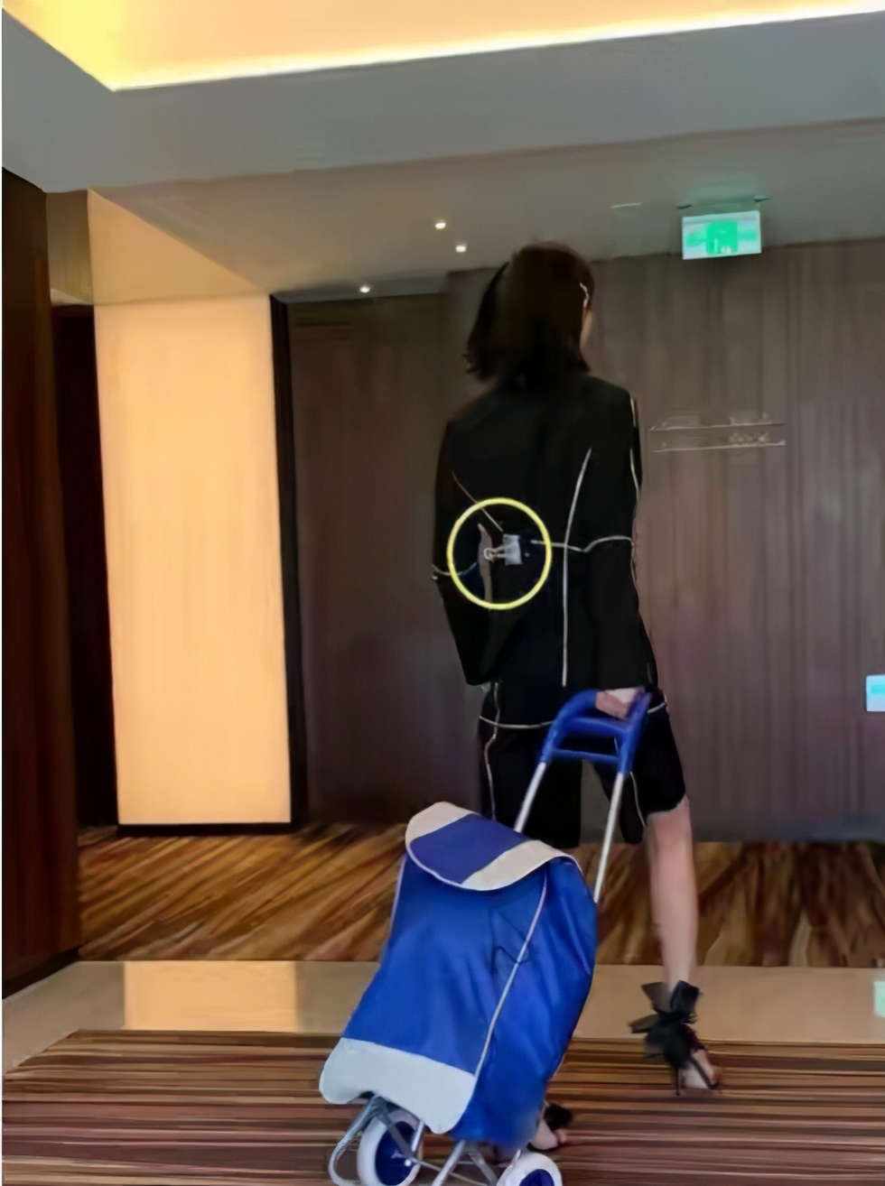 张予曦|王思聪前女友家中热舞，腰太细裤子拿皮筋勒住，家中大别墅像城堡