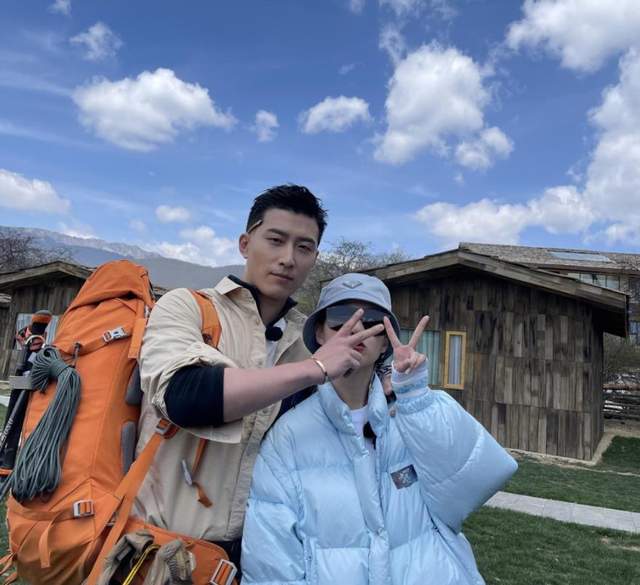 章泽天|何超莲520秀恩爱，被男友举高高毫无难度，窦骁一脸懵互动欢乐