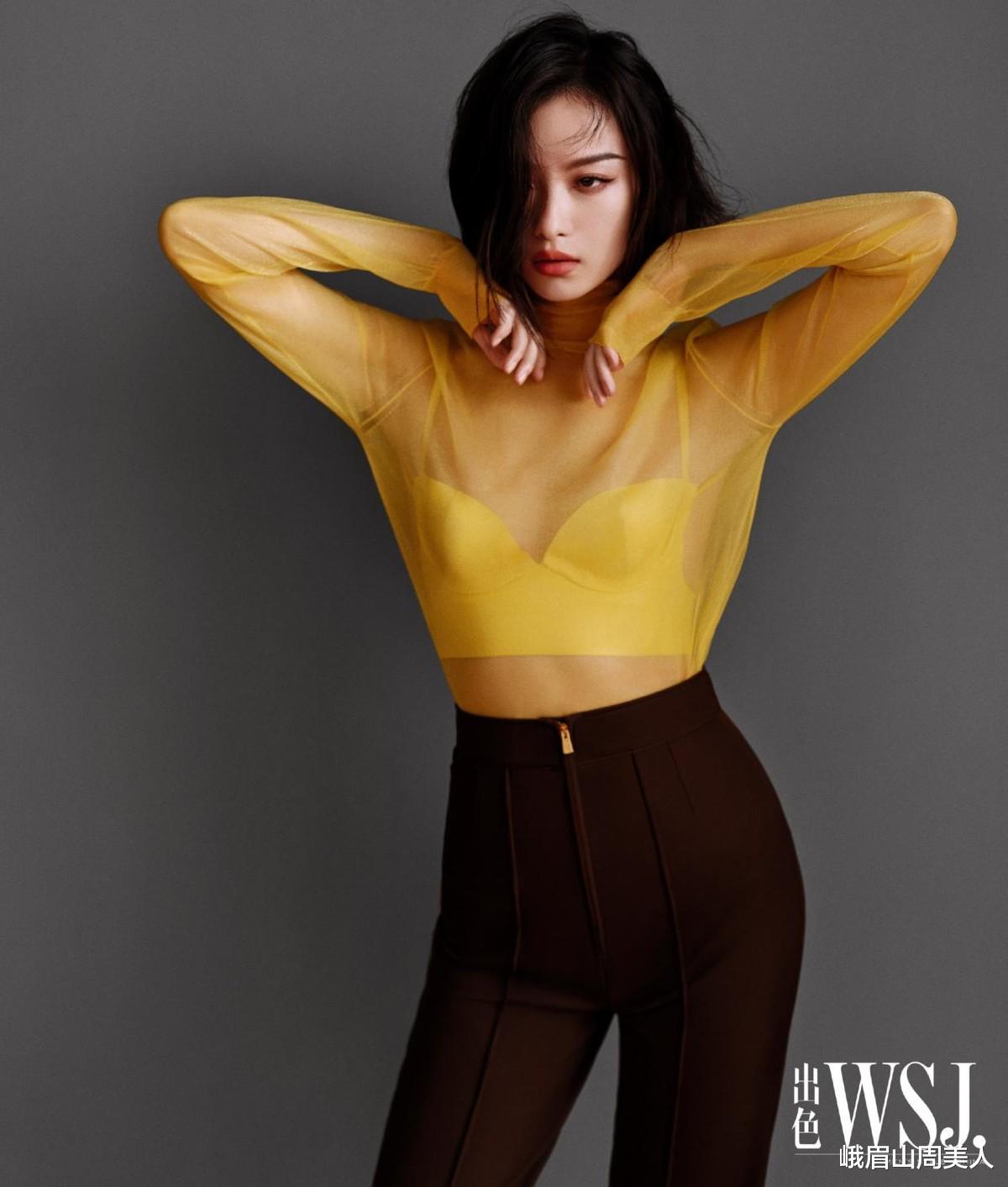 倪妮|又被倪妮惊艳到了，穿开叉皮裙搭字母丝袜秀美腿，性感又高级