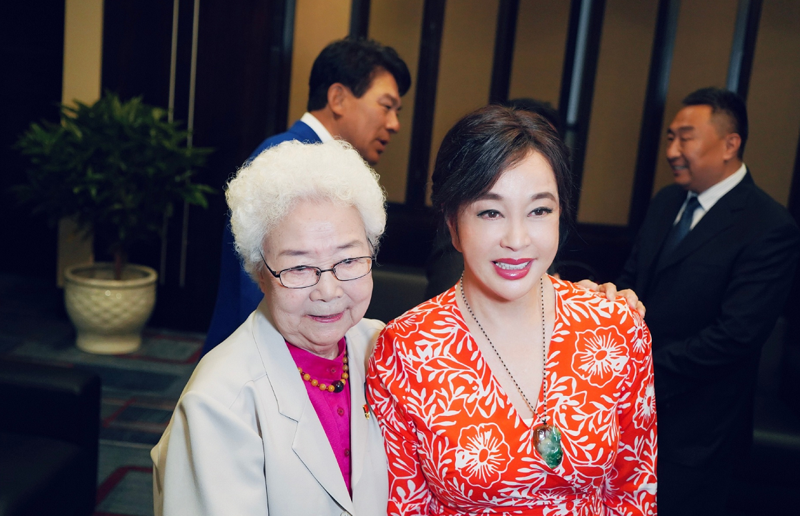 何有强|刘晓庆“中年女性圈”最显年轻，穿一条红白印花连衣裙，高贵减龄