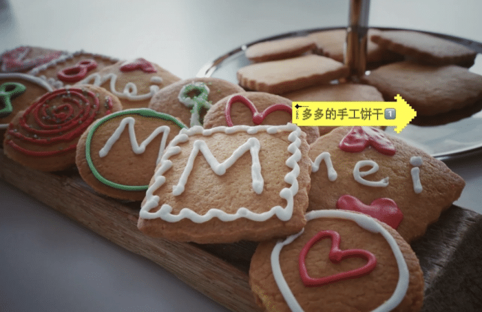 宋祖儿|多多平安夜晒与妈妈合影，嘟嘴卖萌颜值高，做圣诞小制作心灵手巧