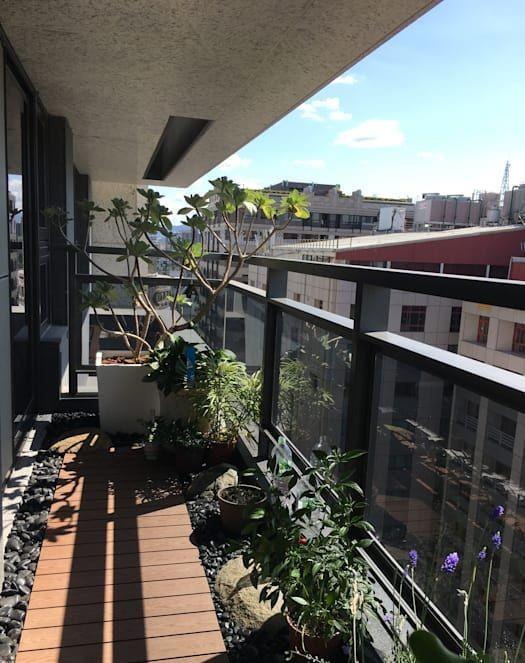 送的2㎡北阳台,洗衣晾晒用不上,铺防腐木撒鹅卵石,简单、漂亮