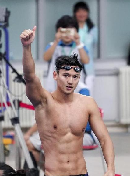 吕中|宁泽涛身材上热搜，腹肌和长腿，人鱼线抢眼