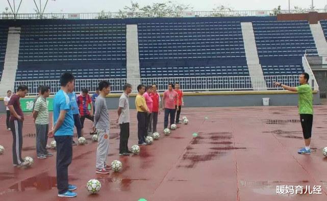 暖妈育儿经|继语文后,体育将成“第二学科”?卑微的体育老师乐坏了